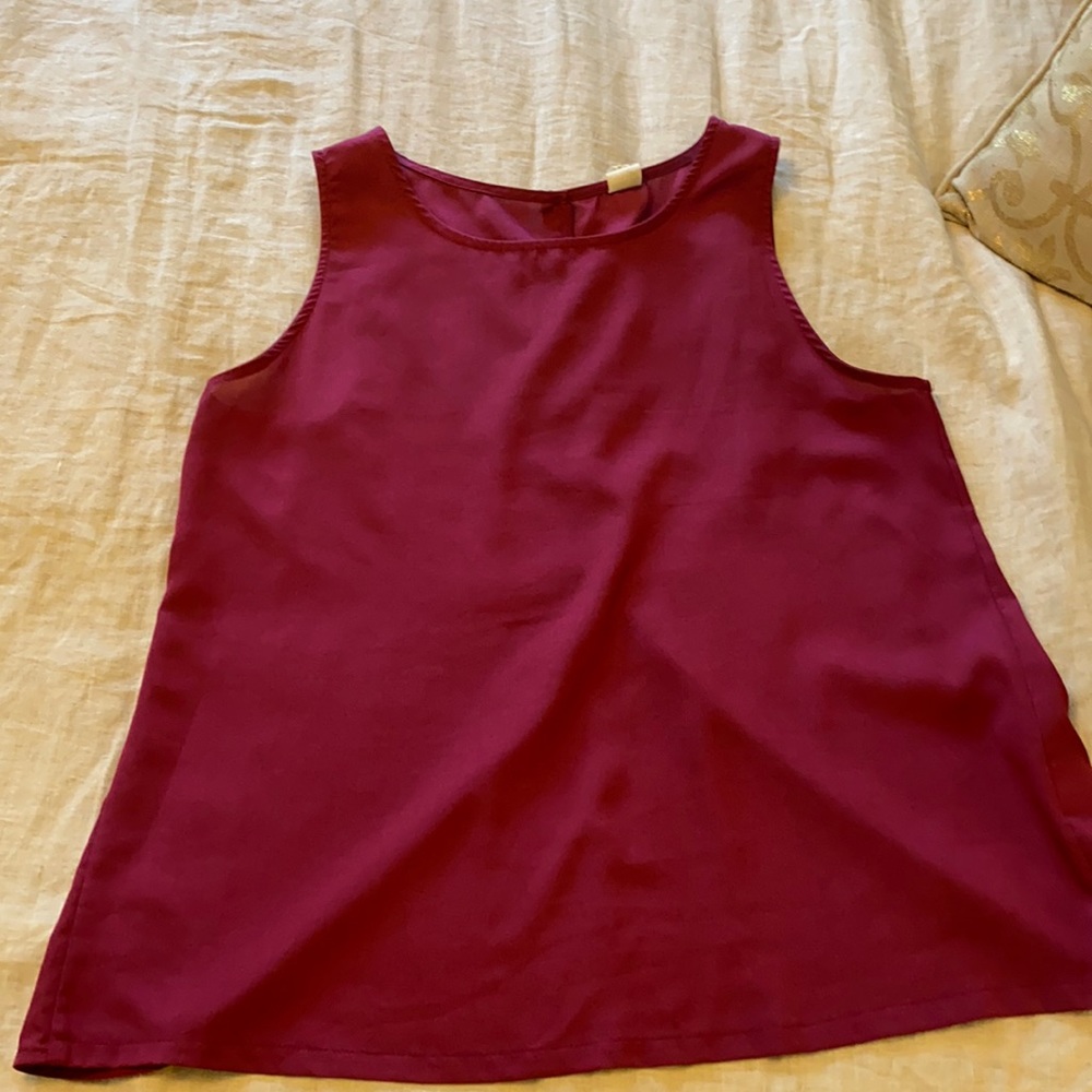 Sleeveless top, with buttons up back